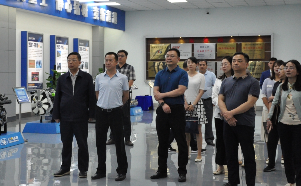 昆明市国资委党组书记王磊一行到云南尊龙时凯动力集团有限公司开展调研